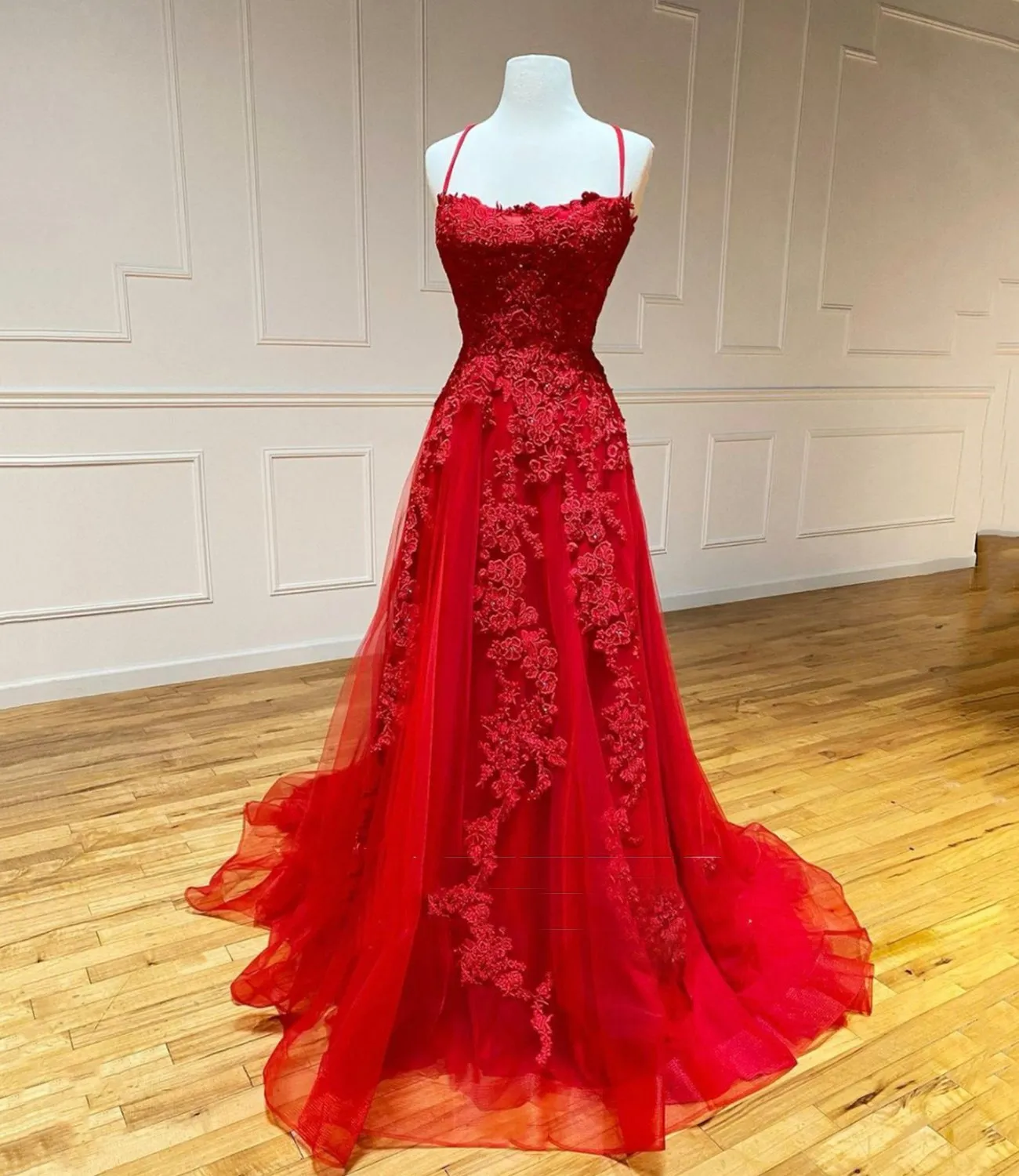 kamahe Red Long Prom Dresses Chic & Modern Lace Applique Straps Formal Dress