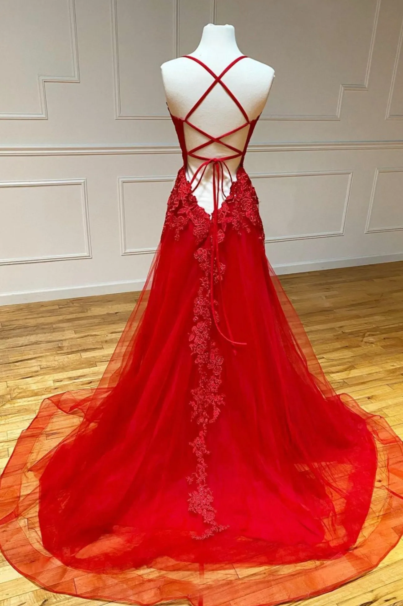 kamahe Red Long Prom Dresses Chic & Modern Lace Applique Straps Formal Dress